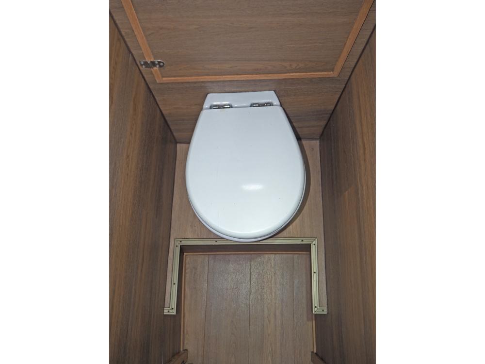 Saloon, Accommodation